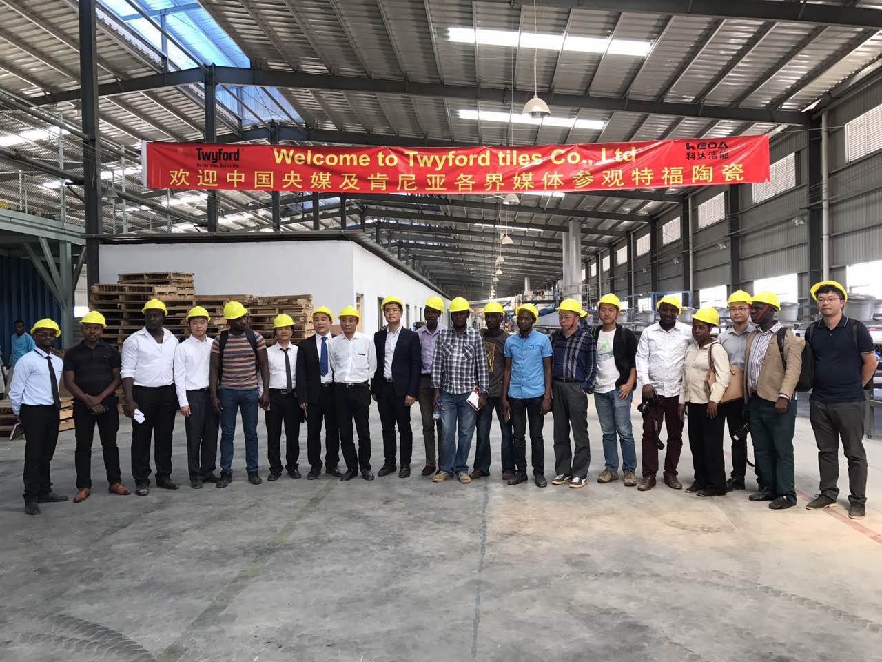 新华社央视主流媒体齐聚焦PA视讯平台“一带一路”—— 中国驻肯尼亚大使馆领导及各界媒体视察肯尼亚特福陶瓷厂